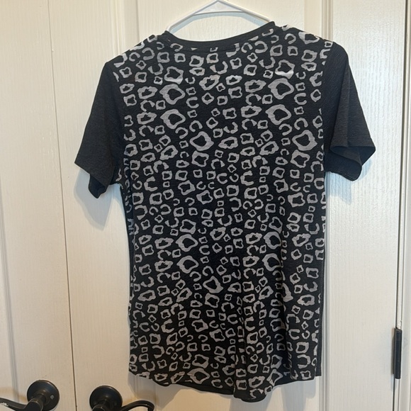 Women’s Nike t-shirt size medium - Picture 2 of 2
